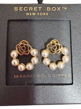 PEARL FLORAL HOOP EARRINGS (SECRET BOX)